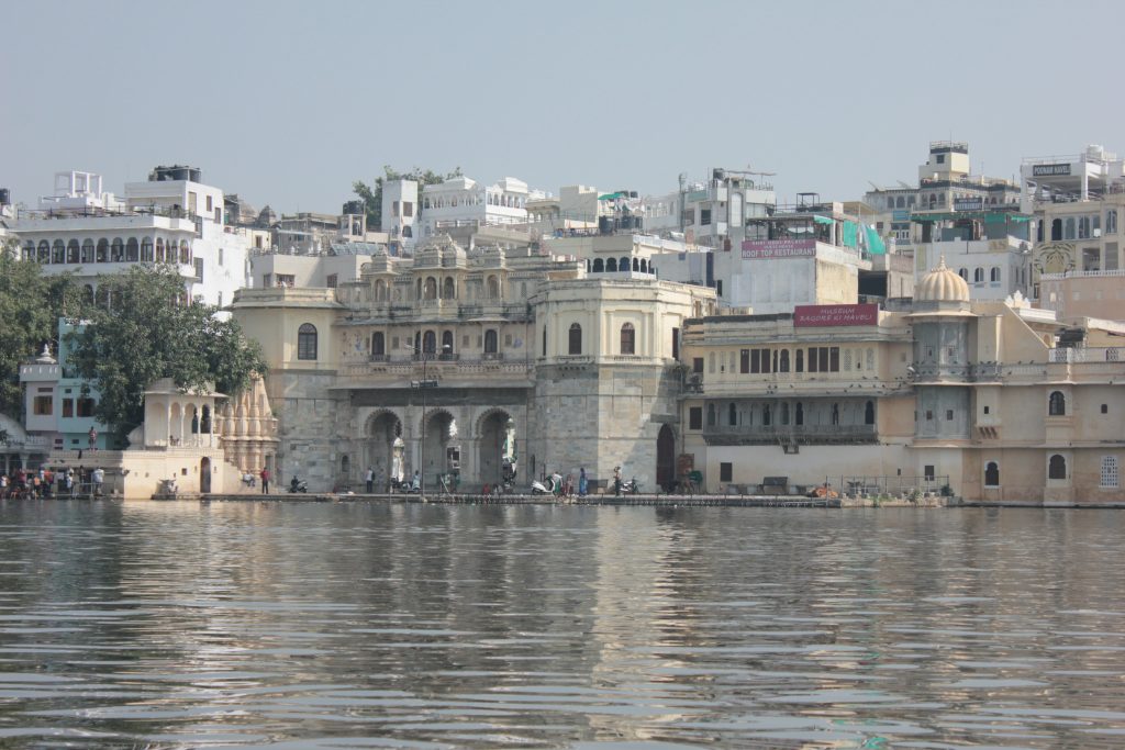 Bagore ki haveli as seen from Pichola lake