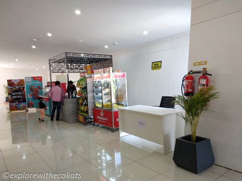 Refreshment stalls in waiting area at Girnar