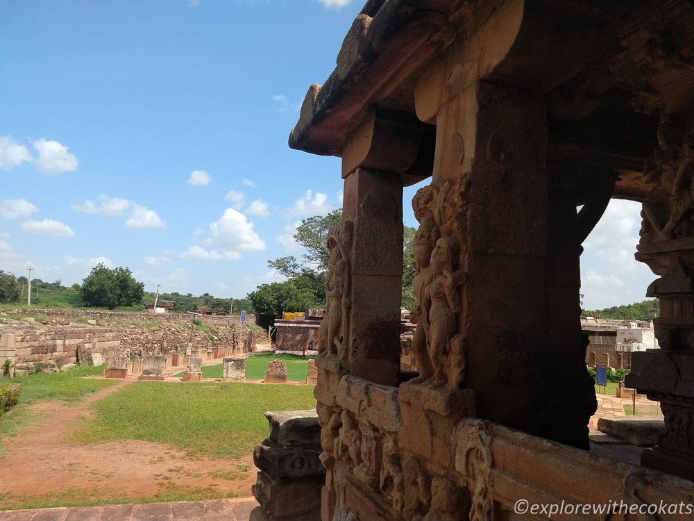 An amorous couple sculpture overlooking the ruins