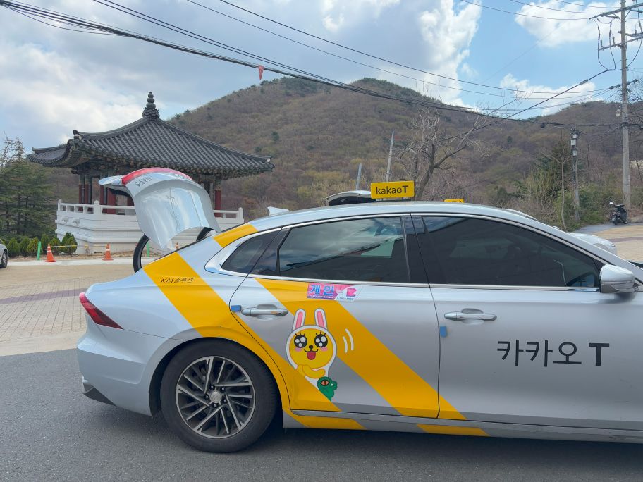 Arriving at Beomeosa temple stay in taxi