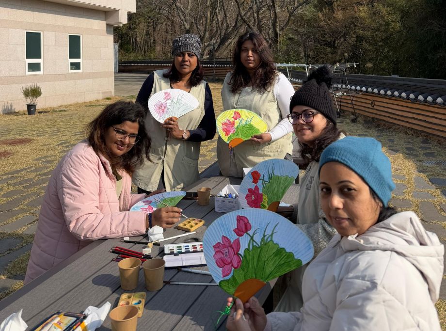 Painting Korean hand fan