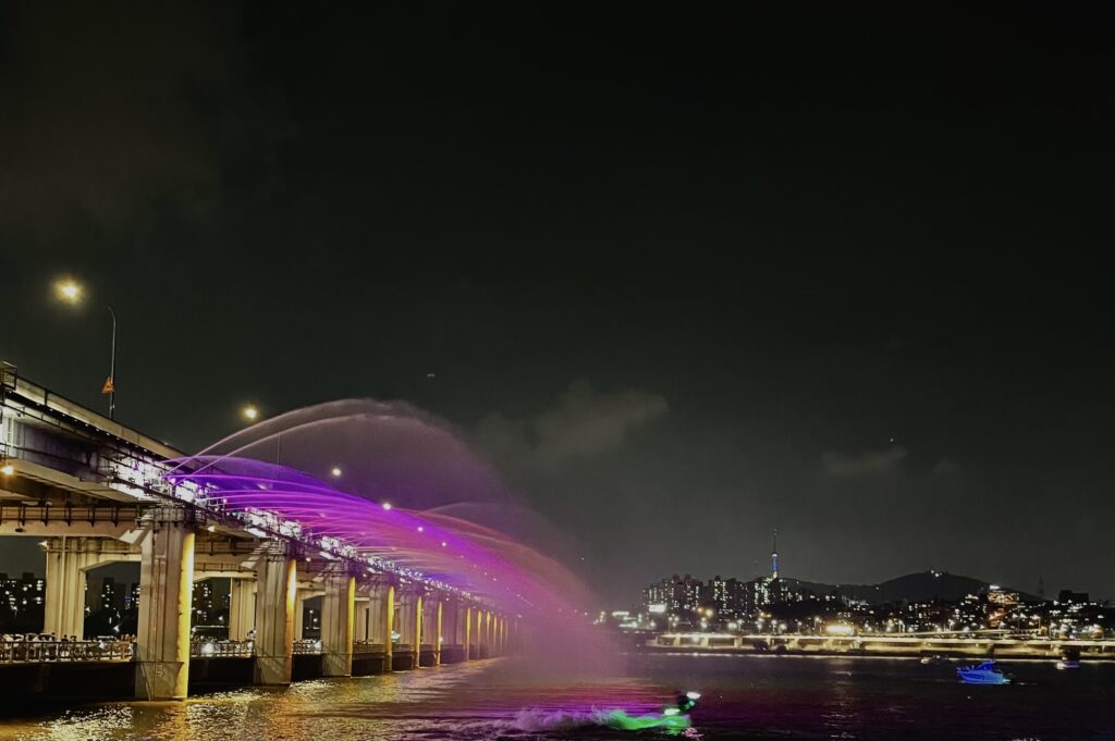 Banpo Moonlight Rainbow Fountain at Han River, Seoul