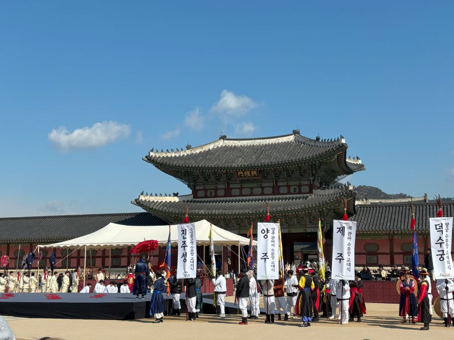 Changing of guards ceremony at Gyeongbokgung Palace, Seoul